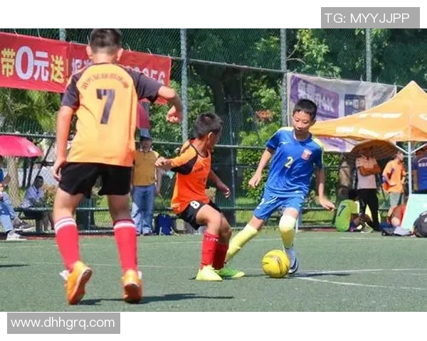 足球明星15岁时的西服照曝光展现少年风采与未来潜力